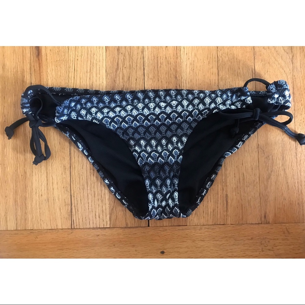 NWOT Old Navy crochet bikini bottom